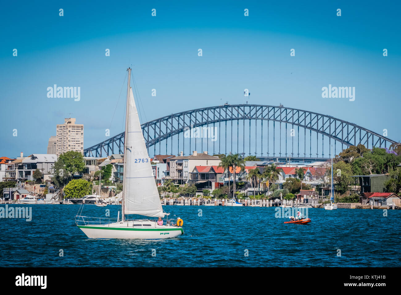 Barche a vela nella parte anteriore del ponte del Porto di Sydney Foto Stock