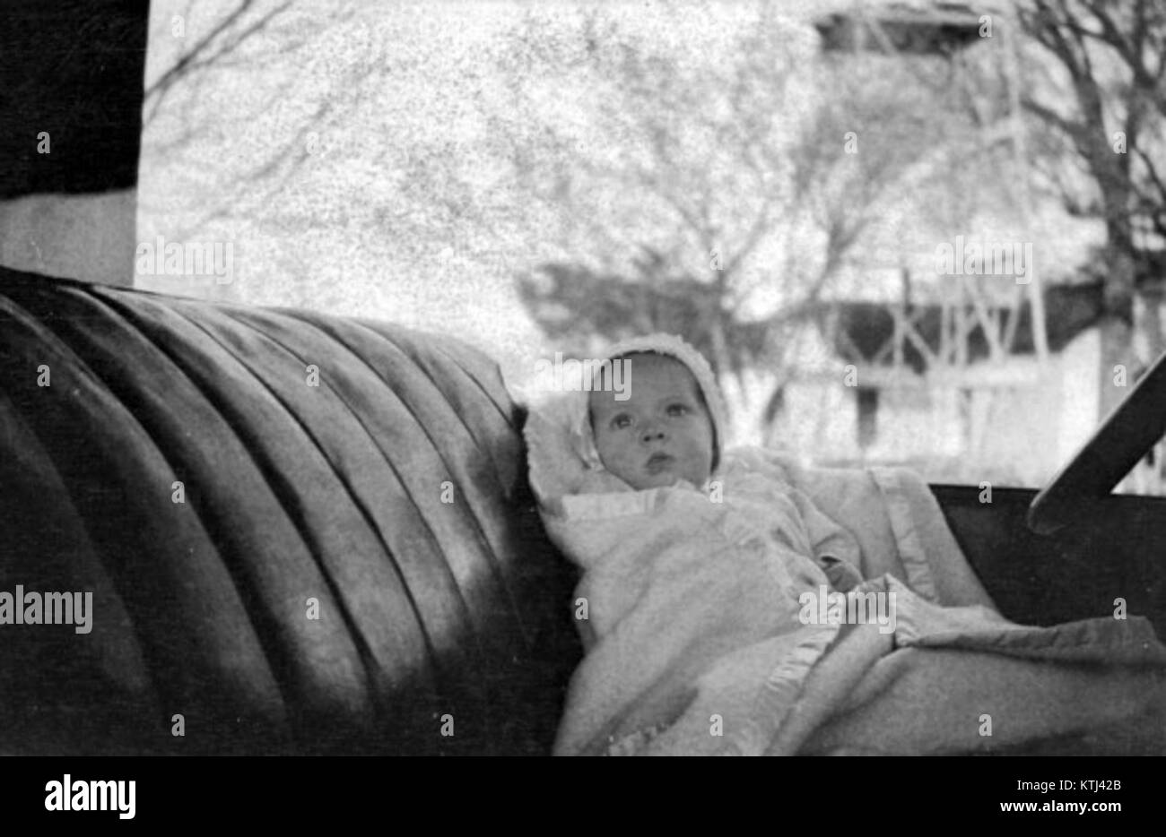 Un'immagine che mostra un seggiolino per bambini sul sedile anteriore di un'auto, evidenziando i problemi di sicurezza relativi alla sicurezza dei passeggeri dei bambini nei veicoli. Foto Stock
