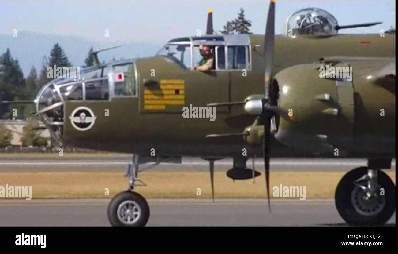B25hc si riferisce a un modello specifico o variante del B-25 Mitchell, un bombardiere medio utilizzato durante la seconda guerra mondiale dagli Stati Uniti. Il B-25 fu notevole per il suo ruolo nel Doolittle RAID e per il suo uso continuato in vari teatri durante la guerra. Foto Stock