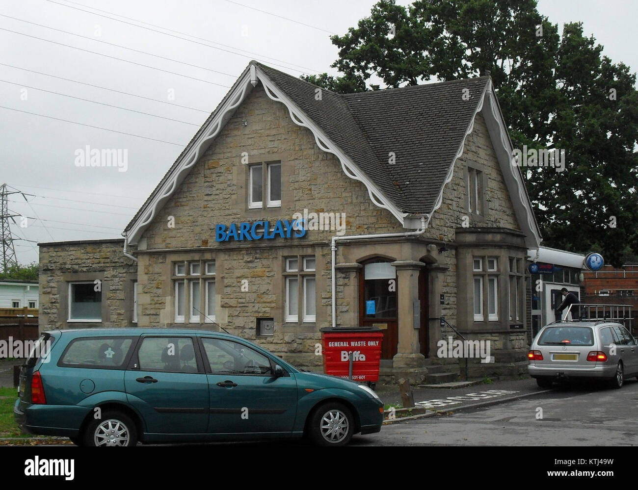 La Barclays Bank (ex Lodge) in Three Bridges Road in Three Bridges, Regno Unito, è un esempio di architettura adattiva di riutilizzo, dove la funzione originale dell'edificio come Lodge è stata trasformata in una moderna struttura bancaria. Foto Stock