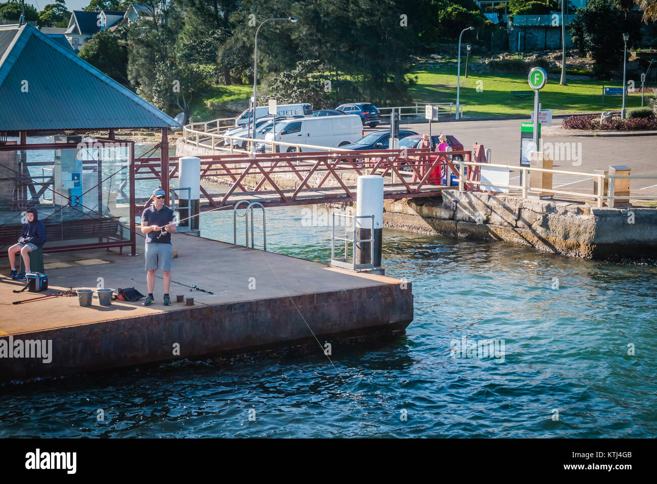 Uomo a pesca di un molo di Sydney Foto Stock