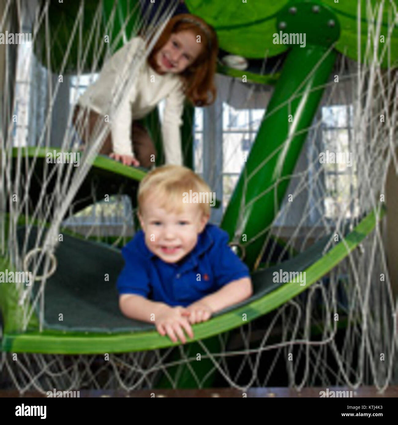 Questa immagine raffigura probabilmente un alpinista su un fagiolo, un riferimento alla famosa storia di *Jack e il fagiolo*. La storia è stata una parte essenziale del folklore, simboleggiando la crescita e l'avventura. Foto Stock