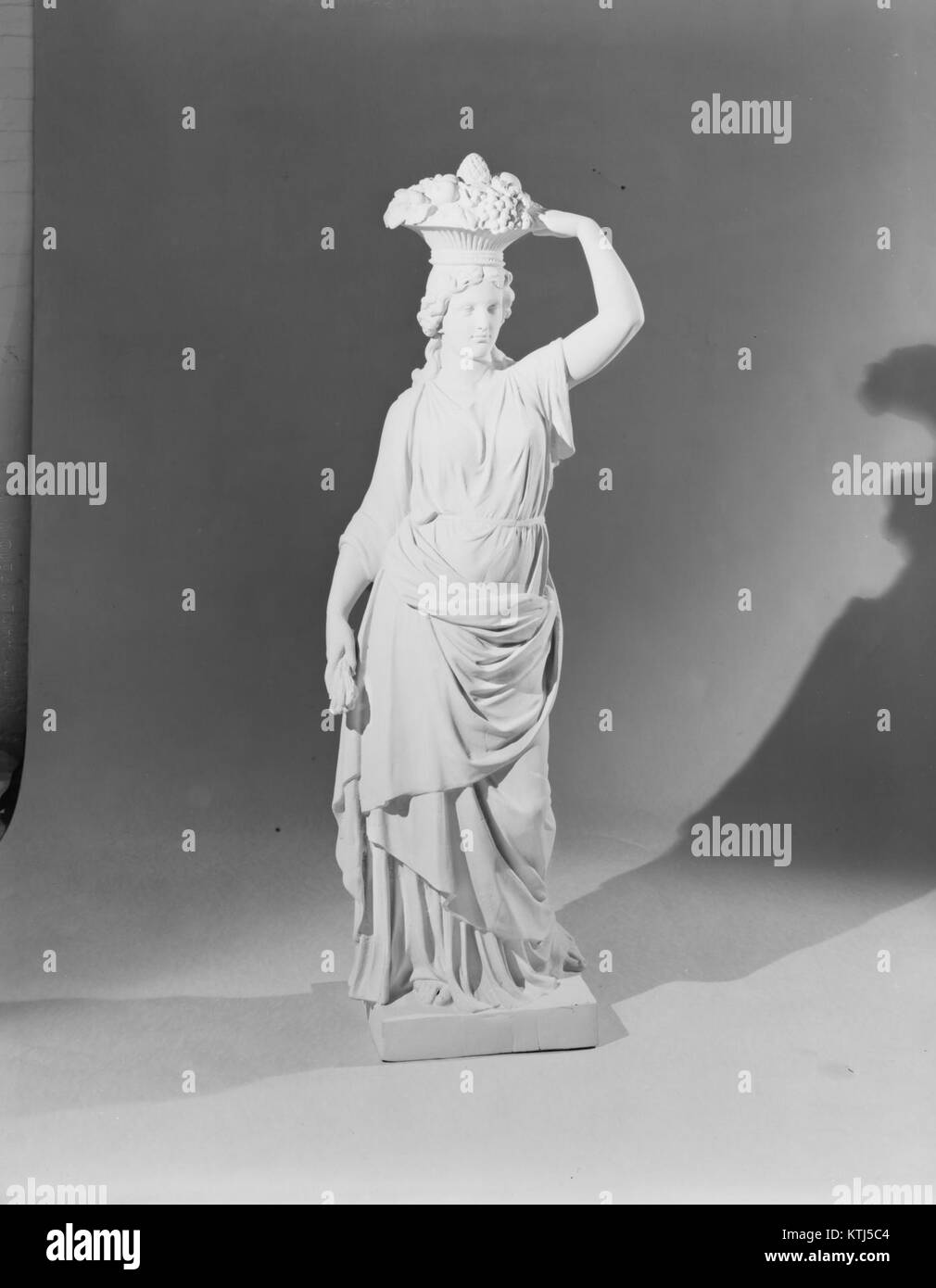 Autunno, di un artista sconosciuto, è un dipinto ospitato nel Metropolitan Museum of Art L'opera d'arte, creata alla fine del XIX secolo, raffigura la stagione autunnale con colori vivaci e scenografie naturali dettagliate, che riflettono le tendenze stilistiche del periodo. Foto Stock