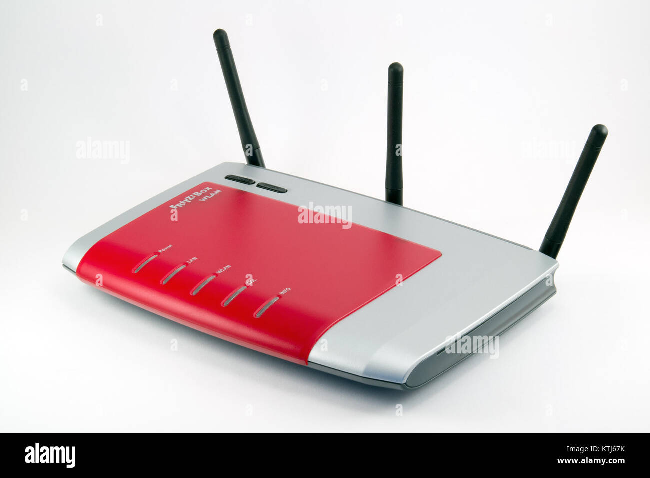 L'AVM FRITZ! Box WLAN 3270 è un router wireless dotato di Wi-Fi dual band (2,4 GHz e 5 GHz), porte Fast Ethernet e un modem ADSL2+. Supporta Wi-Fi 4 (802.11n) con velocità di trasferimento dati fino a 300 Mbit/s, include una porta USB 2,0 per lo storage collegato alla rete e la condivisione della stampante e offre funzionalità come il supporto VPN e un server multimediale per lo streaming di contenuti sulla rete. Foto Stock