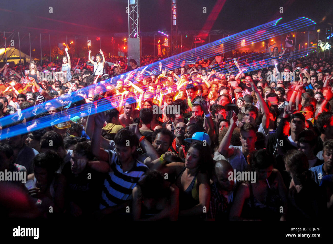 Astrofloor è un sistema di pavimentazione progettato per simulare l'aspetto di un cielo stellato. Utilizza la tecnologia LED integrata nel pavimento per creare schemi dinamici e personalizzabili che assomigliano a costellazioni e corpi celesti, migliorando l'atmosfera di vari spazi, tra cui planetari, musei e luoghi di intrattenimento. Foto Stock