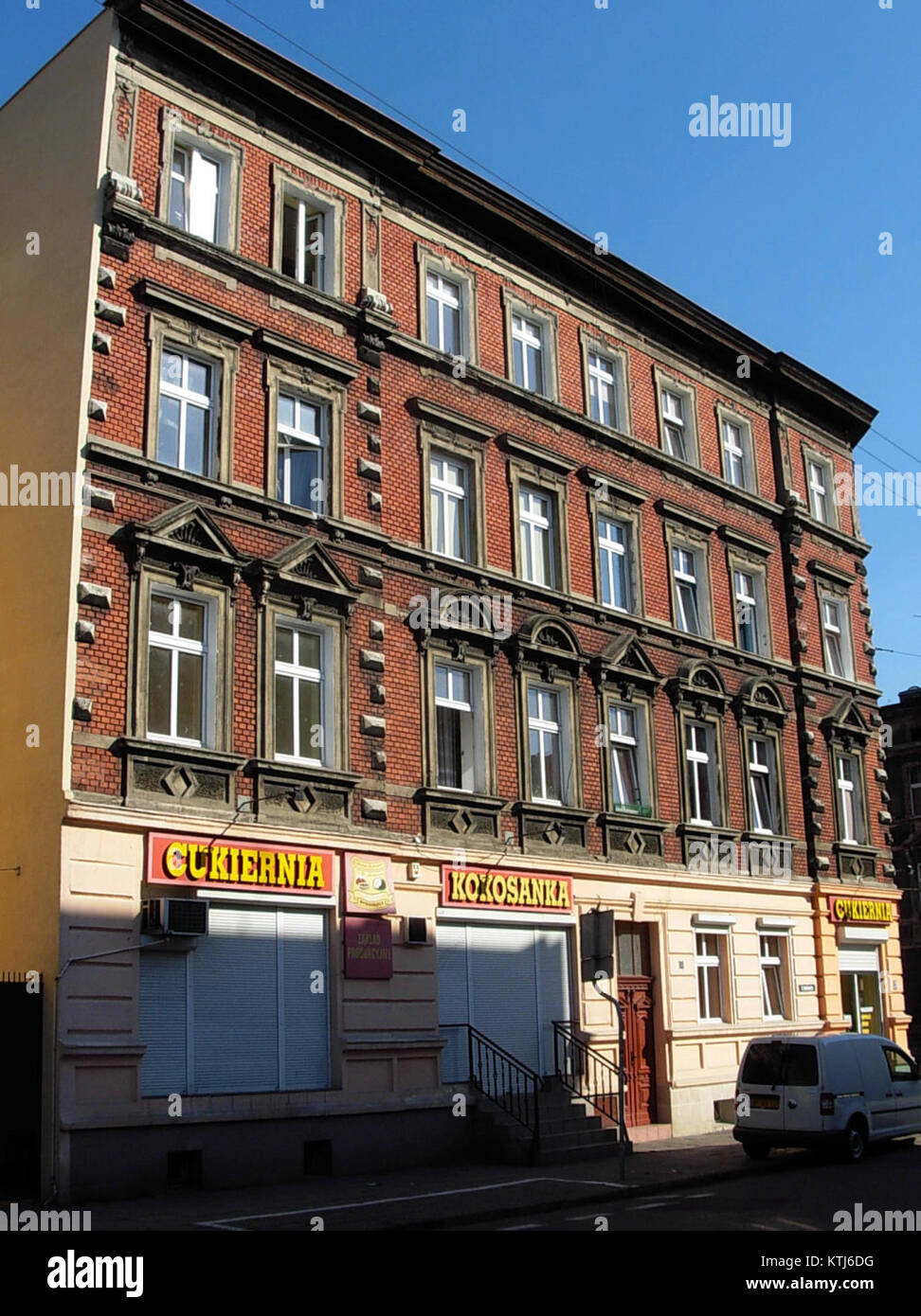 L'edificio situato in Sienkiewicza 4 nel 2008 riflette il design architettonico moderno e lo sviluppo urbano della regione. Rappresenta una miscela di stile contemporaneo e elementi culturali locali. Foto Stock