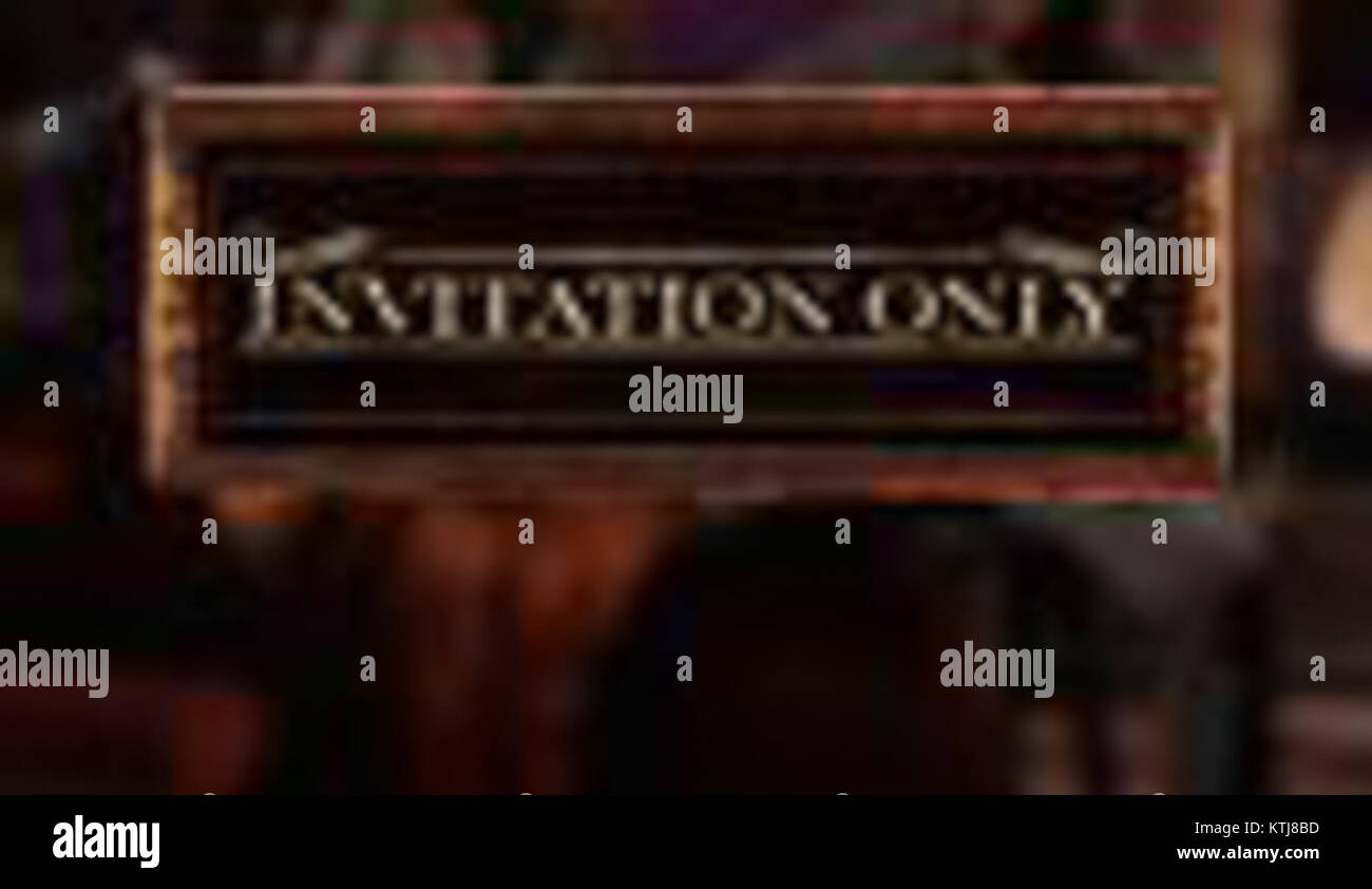 Si riferisce a un invito privato, in genere per un evento esclusivo. Il contesto implica una riunione o un evento solo su invito, suggerendo un formato di accesso selettivo e chiuso. Foto Stock