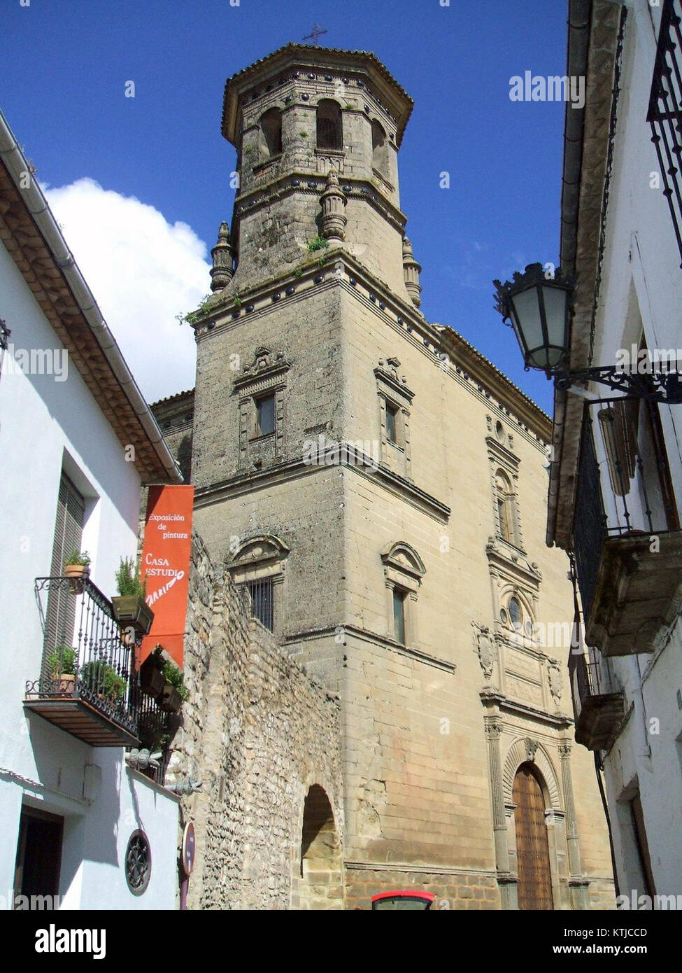 Baeza Antigua Universidad 15 si riferisce a un indirizzo relativo all'università storica di Baeza, Spagna. Questo edificio è probabilmente parte della vecchia università, che riflette l'architettura rinascimentale spagnola e la storia educativa. Foto Stock