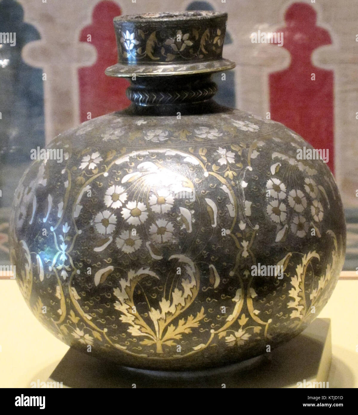 Questo oggetto è la base di un tubo d'acqua proveniente dalla regione del Deccan in India, in particolare Bidar, risalente al 1650-1700. È costituito da una combinazione di lega di zinco, lega di rame e argento, che riflette le avanzate capacità di lavorazione dei metalli del tempo. L'artefatto è ospitato all'Accademia delle Arti di Honolulu Foto Stock