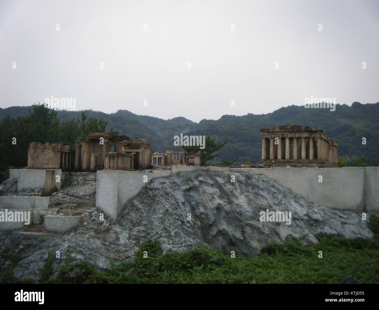 L'Awaji World Park Onokoro, situato in Giappone, è un parco a tema che offre un mix di intrattenimento e esperienze culturali, con attrazioni che includono giostre, giardini e mostre storiche. Il parco è famoso per le sue viste panoramiche e l'atmosfera adatta alle famiglie. Foto Stock