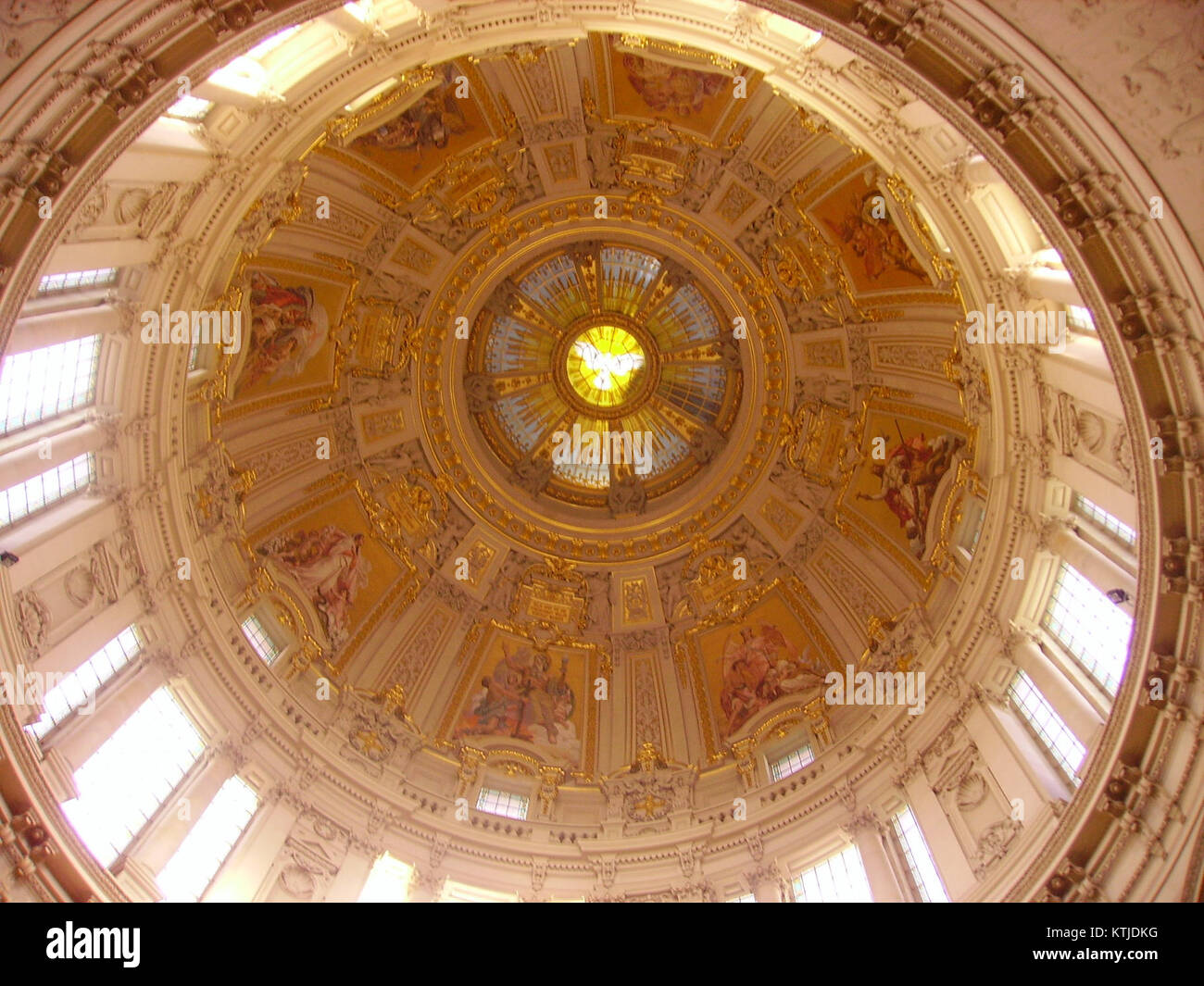 L'interno della cattedrale di Berlino (Berliner Dom), che mostra la sua splendida architettura a cupola. La cattedrale è un importante punto di riferimento religioso e culturale a Berlino, noto per il suo design barocco e l'importanza storica. Foto Stock