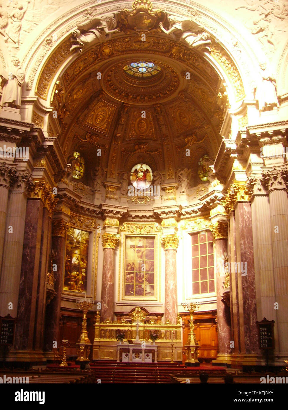 Questa immagine mostra l'interno della cattedrale di Berlino (Berliner Dom), concentrandosi sull'area del coro. La cattedrale è un importante punto di riferimento a Berlino, in Germania, conosciuta per la sua grande architettura barocca e il significato storico nella vita religiosa e culturale della città. Foto Stock