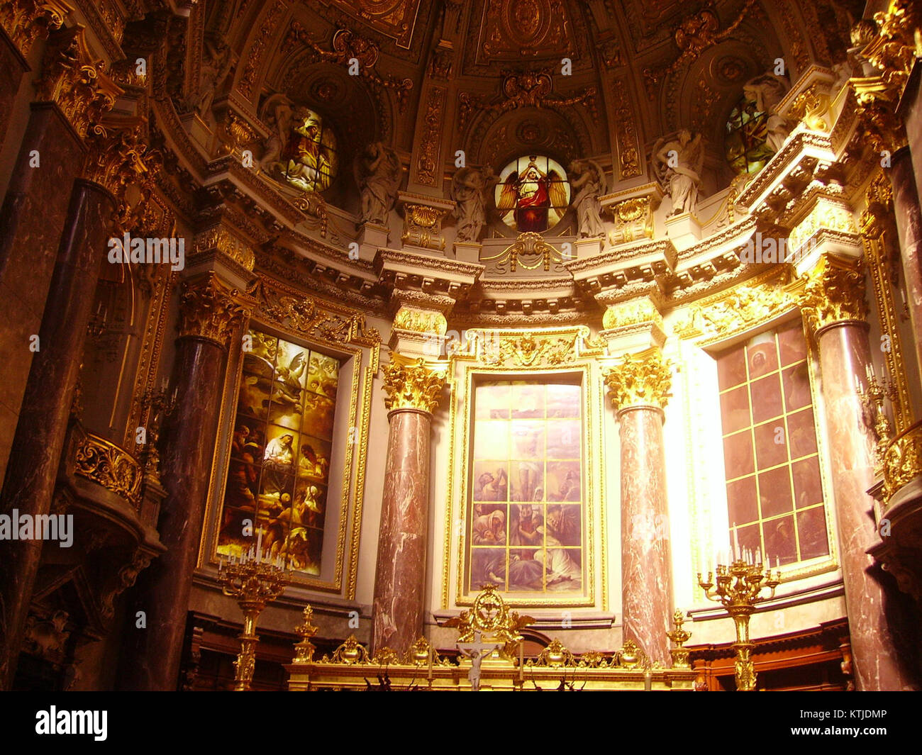 L'interno del Duomo di Berlino mostra la grandezza della sua area corale. Conosciuta per la sua architettura barocca, la cattedrale presenta dettagli intricati e opere d'arte impressionanti, con la sezione corale che funge da punto focale per le cerimonie religiose. Foto Stock