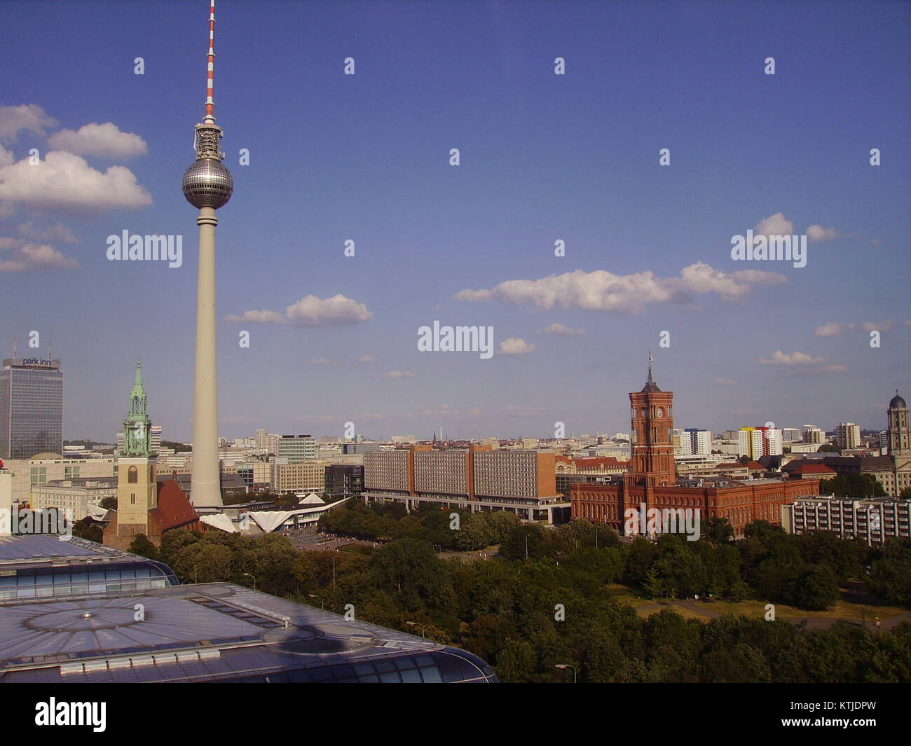 La Berlin Fernsehturm, o torre della televisione di Berlino, è un punto di riferimento a Berlino, in Germania. Con i suoi 368 metri di altezza, è una delle strutture più alte d'Europa e un simbolo di spicco della città. Foto Stock