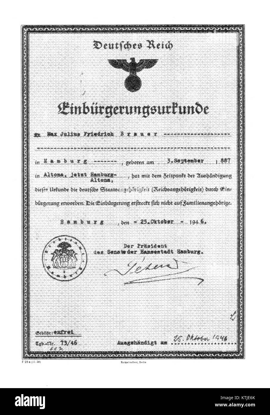 Il certificato di naturalizzazione (Einbürgerungsurkunde) di Max Brauer è un documento legale che concede la cittadinanza tedesca. Significa la sua integrazione ufficiale nella società tedesca. Foto Stock