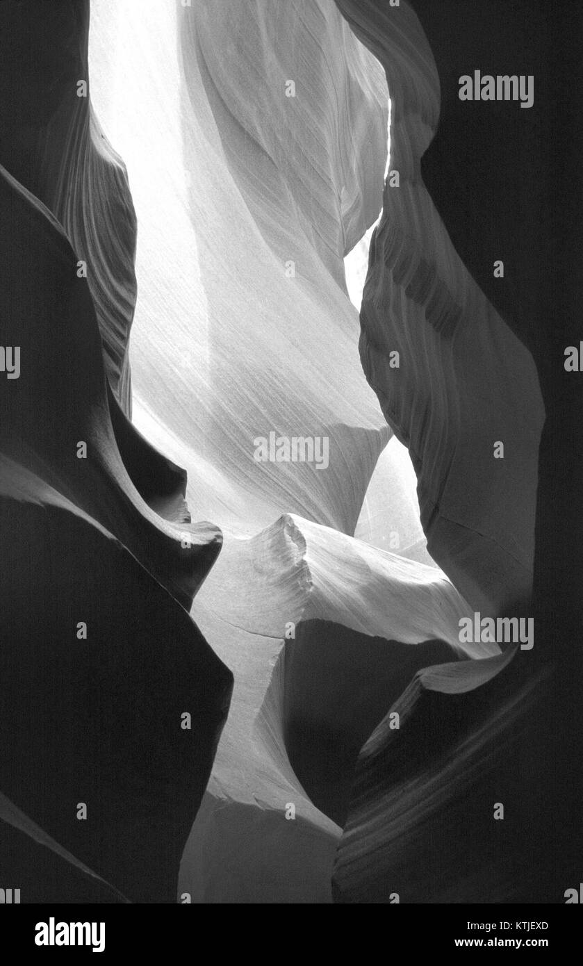 Una fotografia in bianco e nero dell'Antelope Canyon in Arizona, che mostra le impressionanti formazioni rocciose naturali e i motivi di luce all'interno del canyon slot. Foto Stock