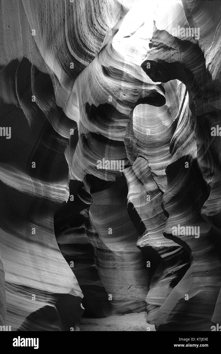 Questa fotografia in bianco e nero mostra le splendide formazioni rocciose all'interno dell'Antelope Canyon, Arizona. Noto per i suoi stretti passaggi e i fasci di luce, Antelope Canyon è un luogo molto popolare per le fotografie. Foto Stock