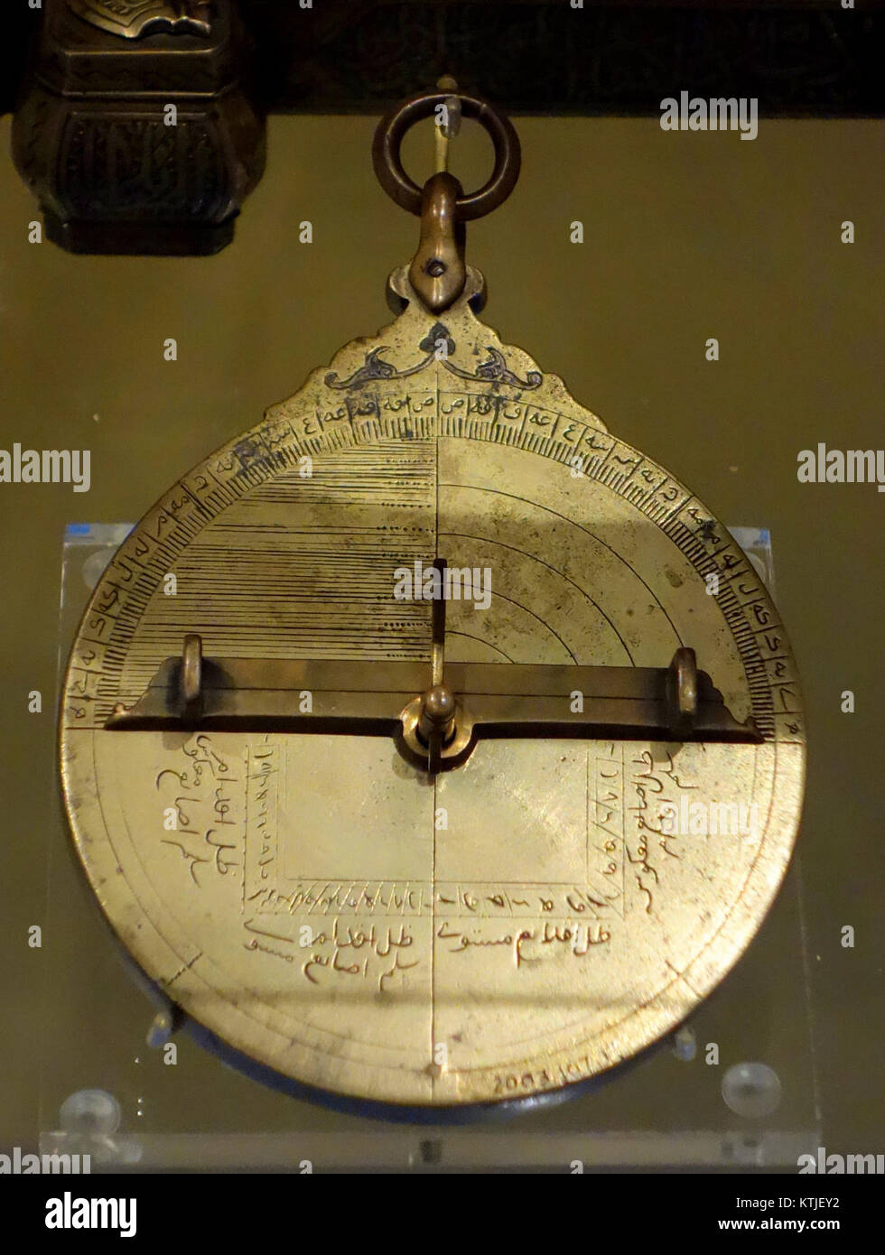Questo astrolabio iraniano del XVII-XVIII secolo è realizzato in ottone fuso e presenta intricate incisioni e intarsi in argento sulla staffa di sospensione. Rappresenta la sofisticata maestria artigianale e i progressi scientifici dell'epoca. Foto Stock