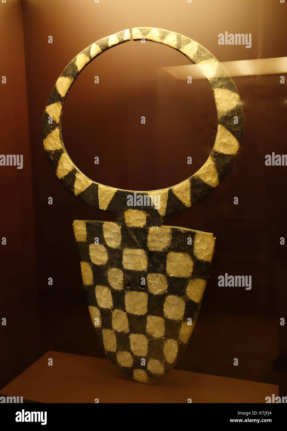 La maschera Bedu del popolo Nafana, ospitata nel Museo reale dell'Africa centrale, rappresenta l'arte tradizionale africana e il significato culturale, mostrando l'artigianato della comunità Nafana. Foto Stock