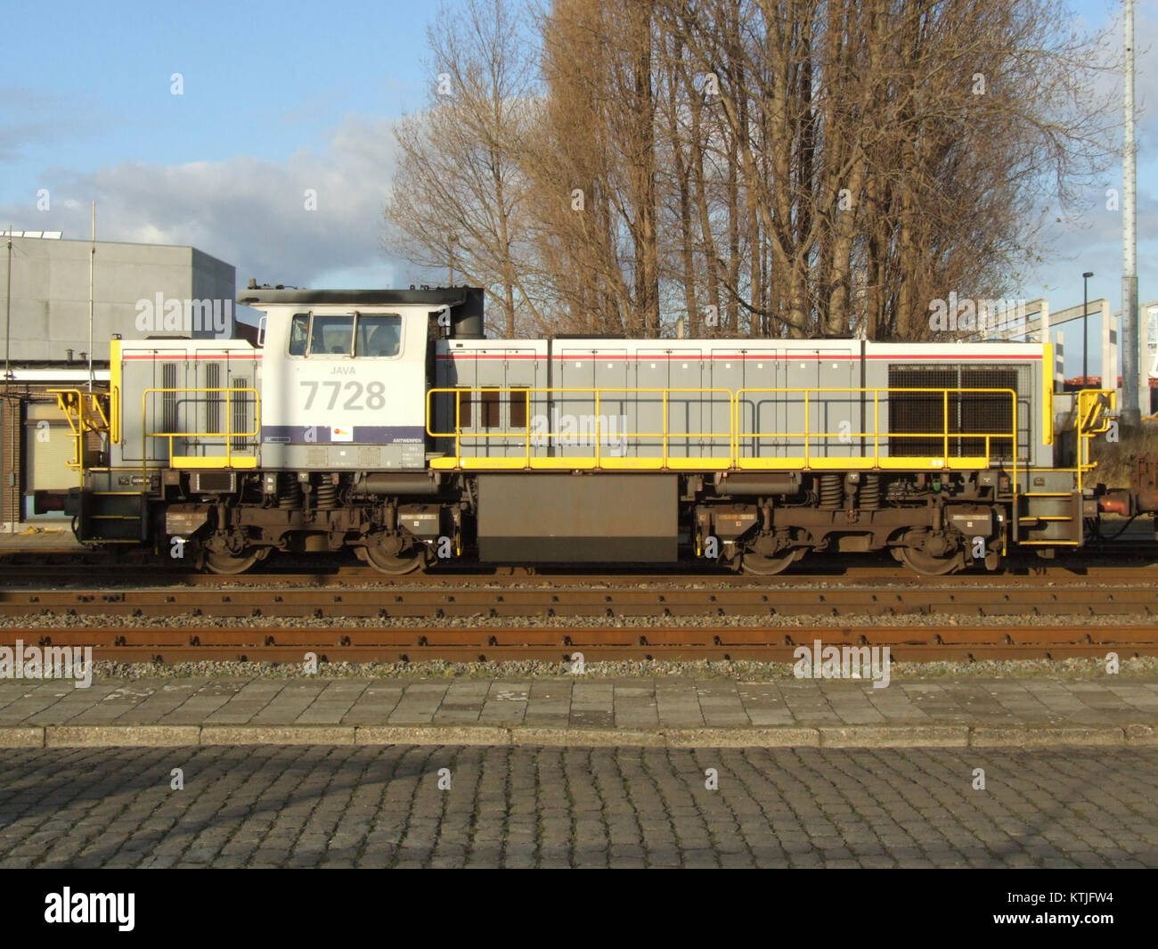 Questa immagine mostra la nave B 7728 Java ad Anversa, Belgio. La fotografia cattura la nave al porto, evidenziando l'aspetto industriale dell'industria navale belga. Foto Stock