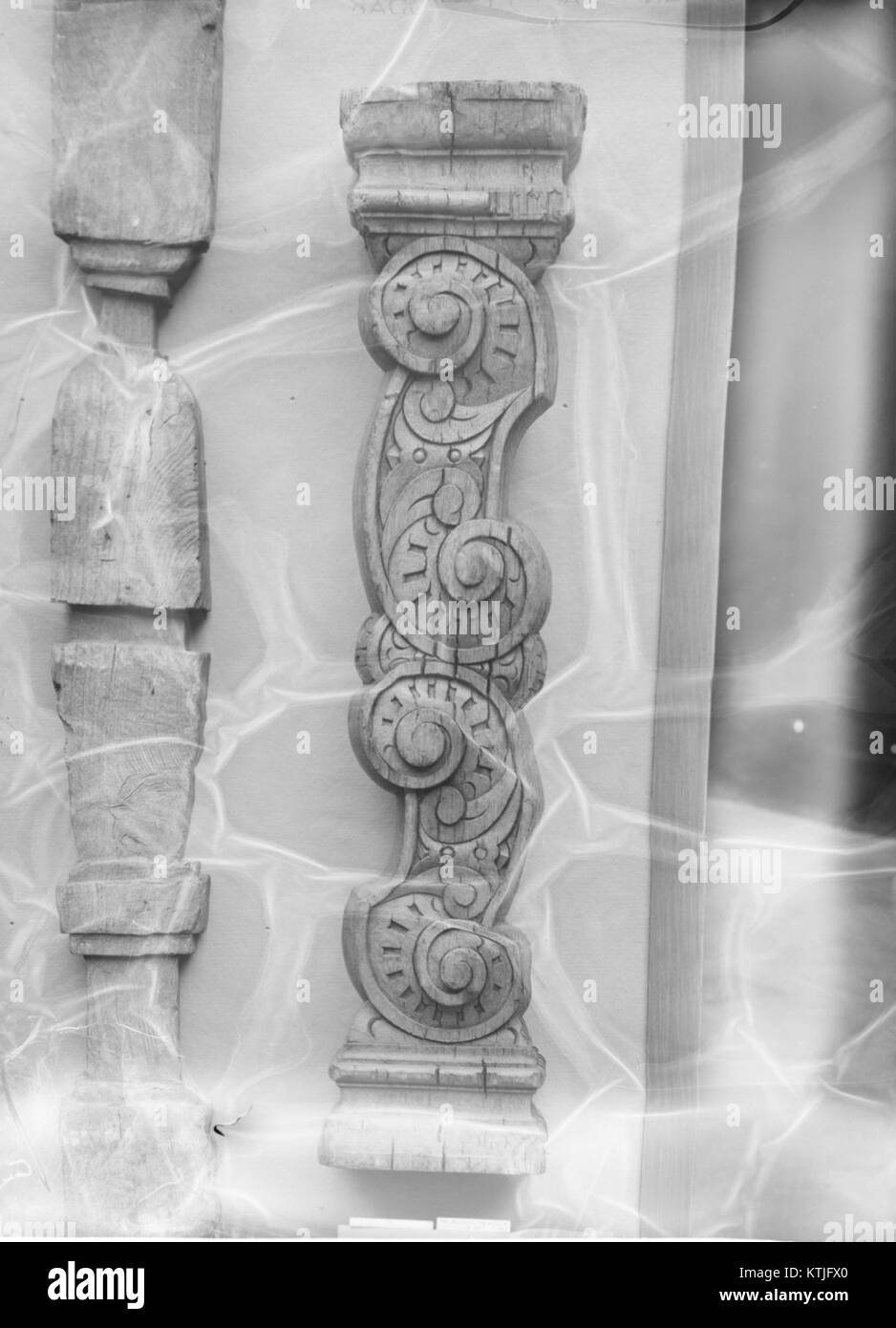 Un balaustra del Metropolitan Museum of Art, caratterizzato da dettagli scultorei. Questo pezzo storico mostra il significato artistico e architettonico delle balaustre, comunemente utilizzate nell'architettura classica e rinascimentale. Foto Stock