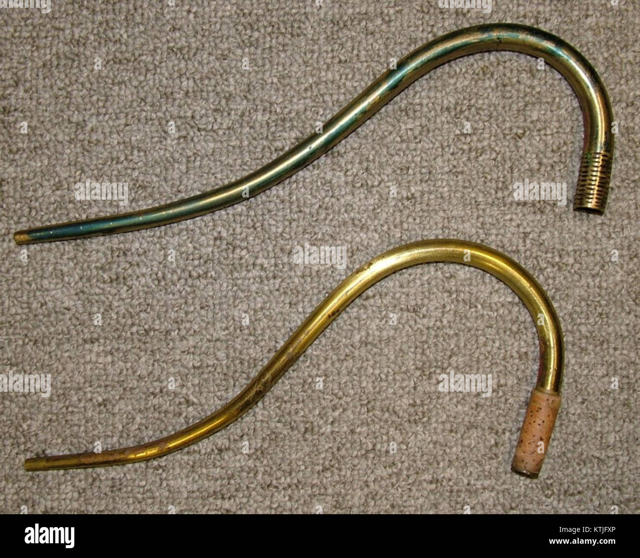 Un fagotto con una vista dettagliata delle bocche, i componenti del boccaglio essenziali per suonare lo strumento. Questo particolare fagotto è ospitato nel Metropolitan Museum of Art, evidenziandone l'artigianato e l'importanza storica. Foto Stock