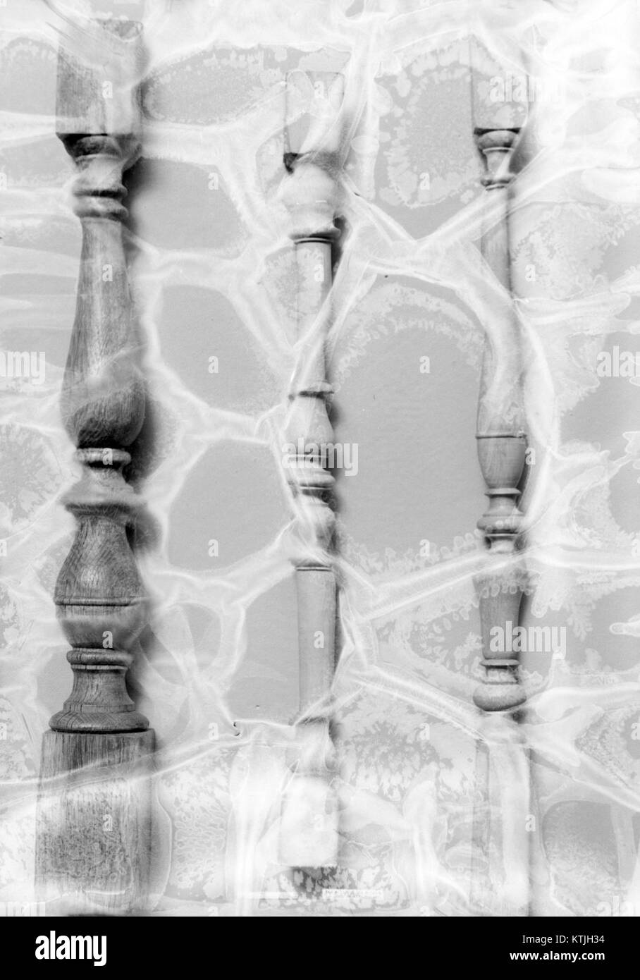 Il balaustra presente in questo oggetto, esposto al Metropolitan Museum of Art, rappresenta un design classico usato nell'architettura e nelle arti decorative Le balaustre sono elementi importanti nelle ringhiere e nelle scale, fornendo supporto strutturale e fascino estetico. Foto Stock