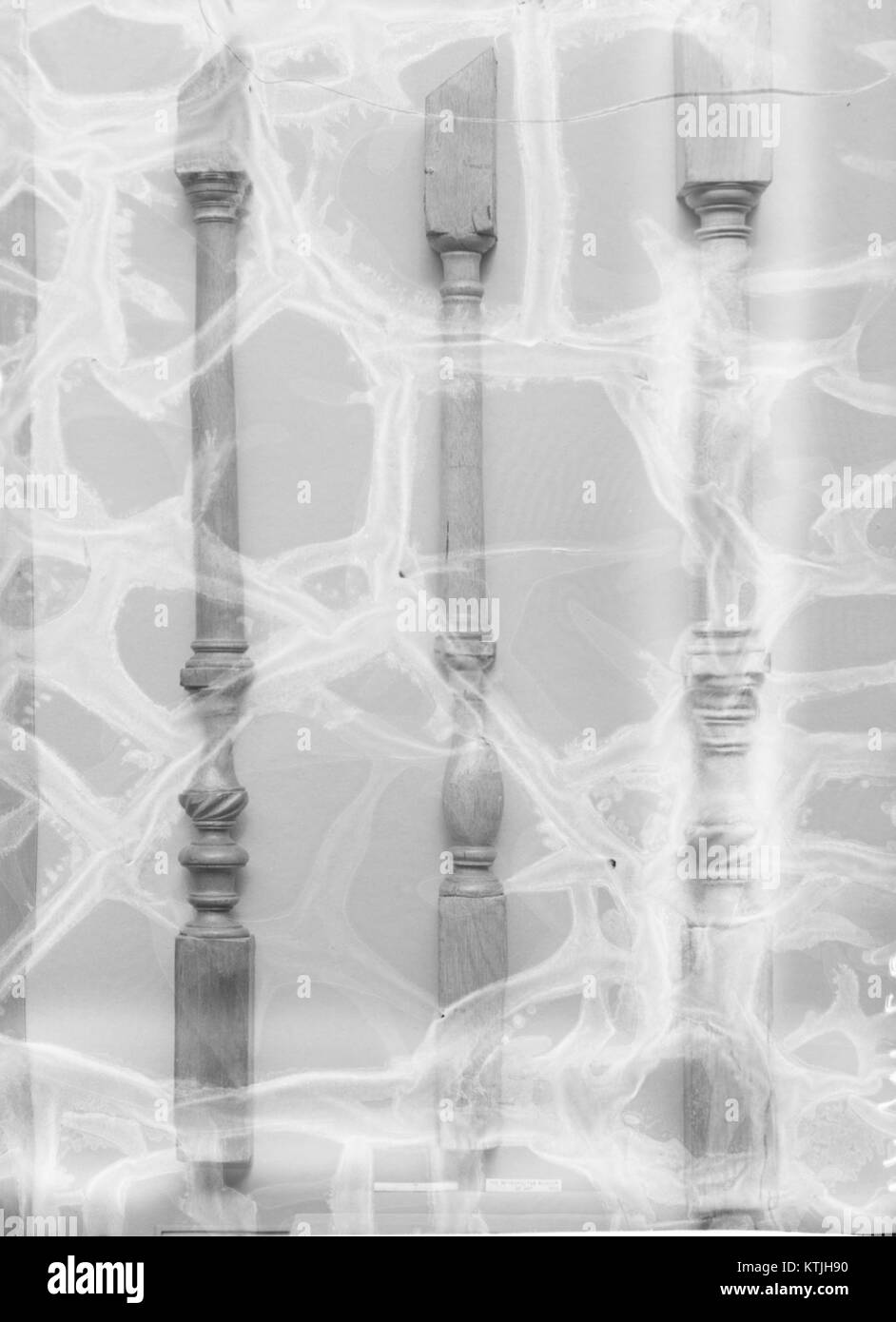 Il balaustra è un elemento architettonico, spesso trovato in ringhiere o colonne, e questo esempio è catalogato nella collezione MET con il riferimento 91001. Foto Stock