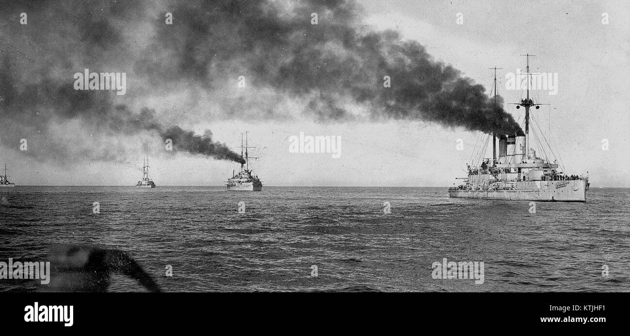 Il Mar Nero è stato il luogo di importanti battaglie navali, con le navi da battaglia che hanno giocato un ruolo chiave nella storia militare della regione. Le navi servirono in vari conflitti, tra cui la prima e la seconda guerra mondiale, dimostrando la loro importanza strategica nella guerra navale. Foto Stock