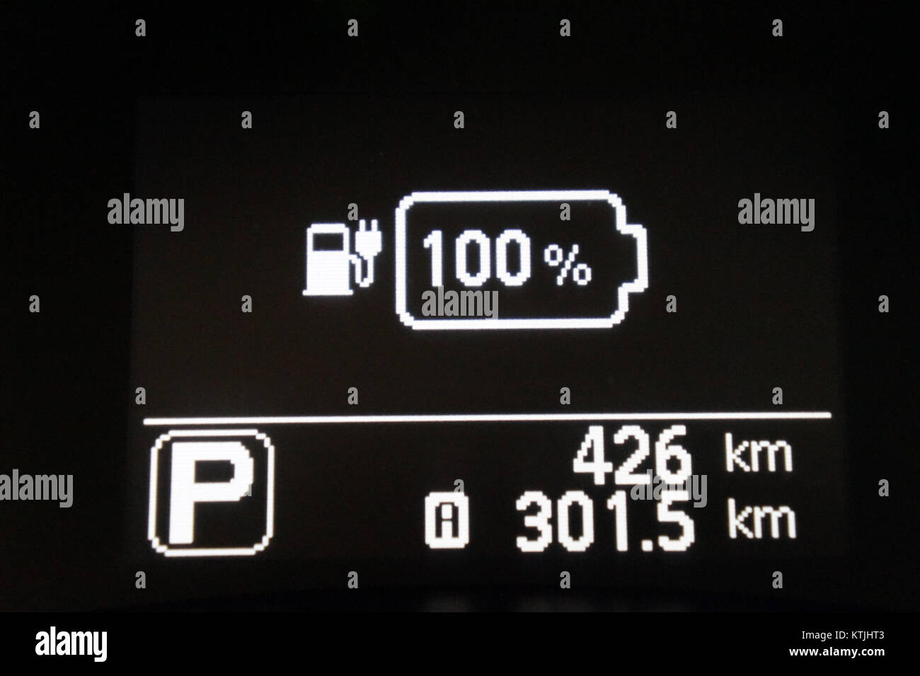 L'indicatore della batteria sulla Nissan Leaf mostra il livello di carica corrente, fornendo ai conducenti informazioni essenziali sullo stato della batteria dell'vehicleâ elettrico. È essenziale per monitorare lo stato e la portata della batteria. Foto Stock