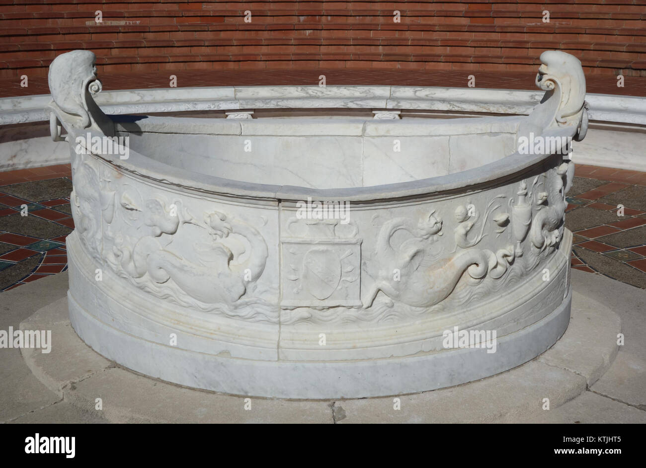 La piscina di Nettuno al Castello di Hearst presenta un bacino adornato con sculture di creature marine, tra cui Nettuno in un carro trainato da quattro cavalli. Situata a San Simeon, California, la piscina fa parte della storica tenuta costruita da William Randolph Hearst. La piscina di Nettuno è stata ricostruita più volte prima del suo completamento nel 1934, mostrando elementi di design classici romani e opulente finiture in marmo. Foto Stock