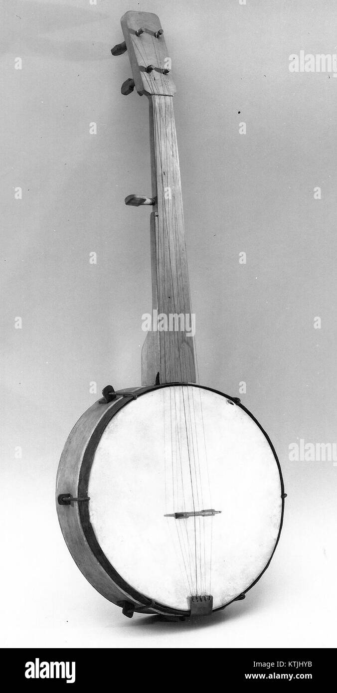 Il Banjo del Metropolitan Museum of Art è un esempio di strumento musicale a corde. Questo pezzo mette in mostra il design e l'artigianato del banjo, riflettendo il suo significato culturale nella storia della musica americana. Foto Stock