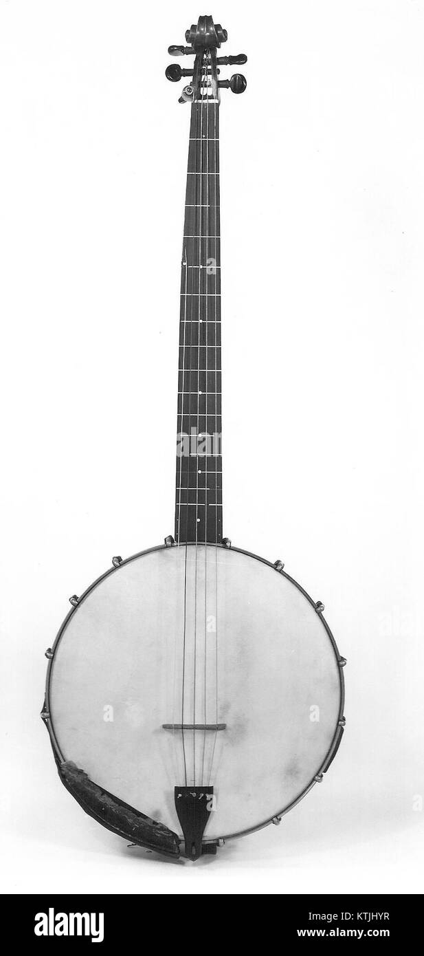 Il Banjo (MET 238868) è uno strumento tradizionale a corde che mostra una ricca storia di artigianato musicale. Questo particolare esempio si trova nella collezione MET e rappresenta l'evoluzione degli strumenti musicali attraverso le culture. Foto Stock