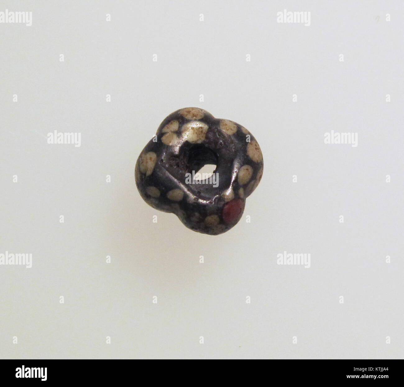 Fotografia a colori di una perla della collezione del Metropolitan Museum of Art, numero di accesso sf17194623. Foto Stock