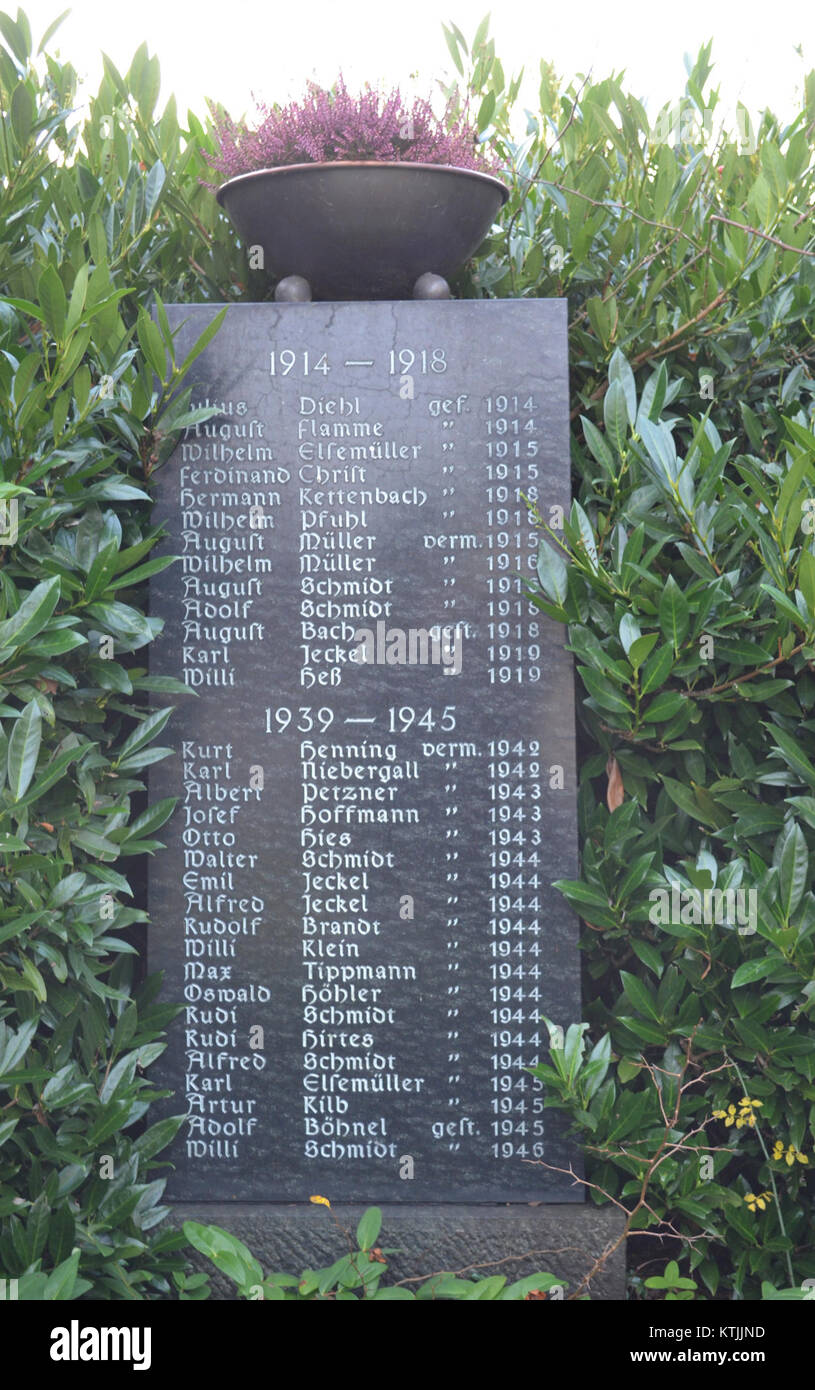 Il Memoriale di guerra di Beuerbach, situato in Germania, serve come tributo a coloro che hanno perso la vita nei conflitti del XX secolo. Il memoriale è un monumento storico dedicato all'onore dei soldati caduti di Beuerbach. Foto Stock