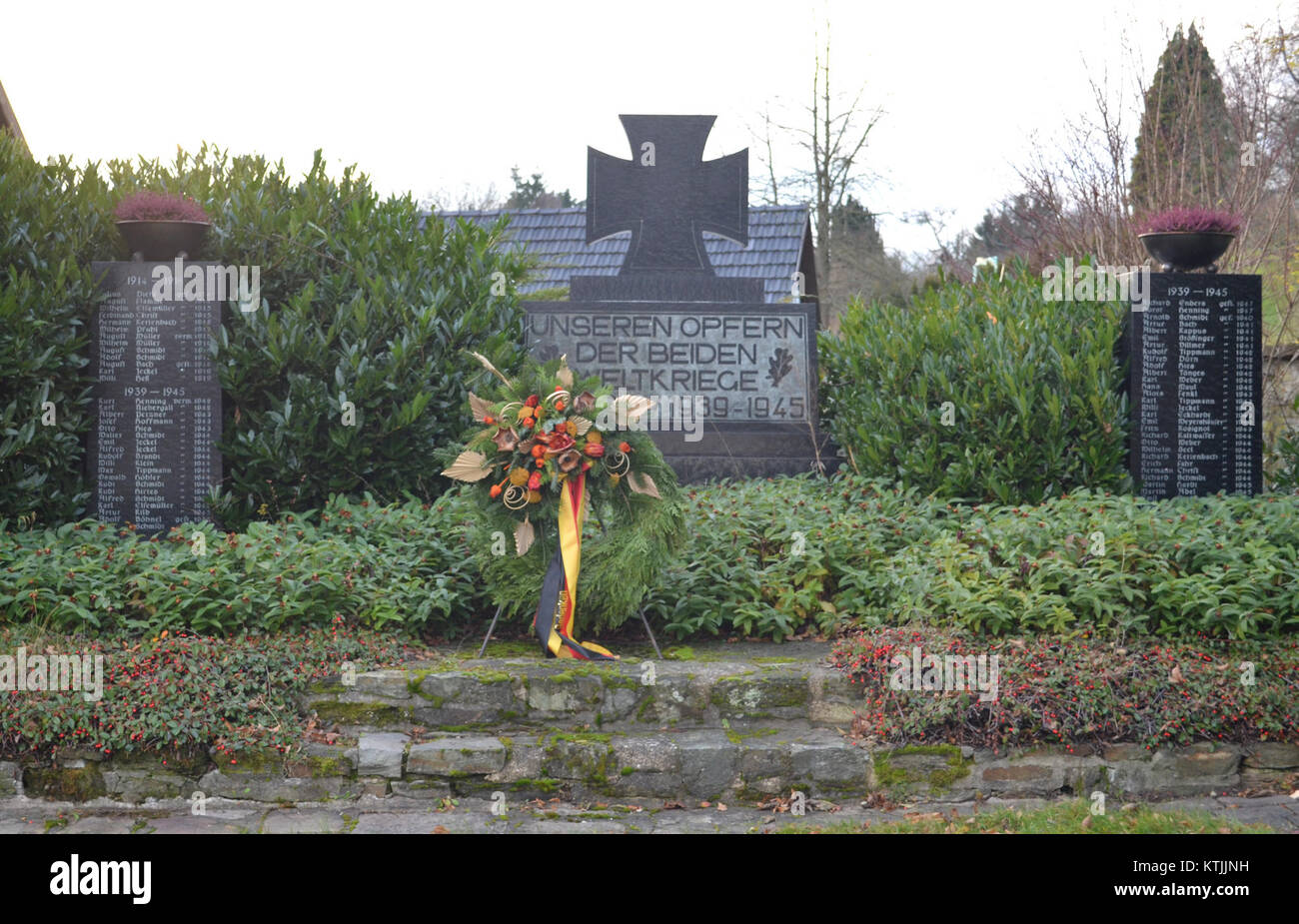 Il Beuerbach Kriegerdenkmal è un memoriale di guerra situato a Beuerbach, in Germania. Commemora coloro che morirono durante la prima e la seconda guerra mondiale, riflettendo il rispetto del villaggio e il ricordo dei suoi soldati caduti. Foto Stock