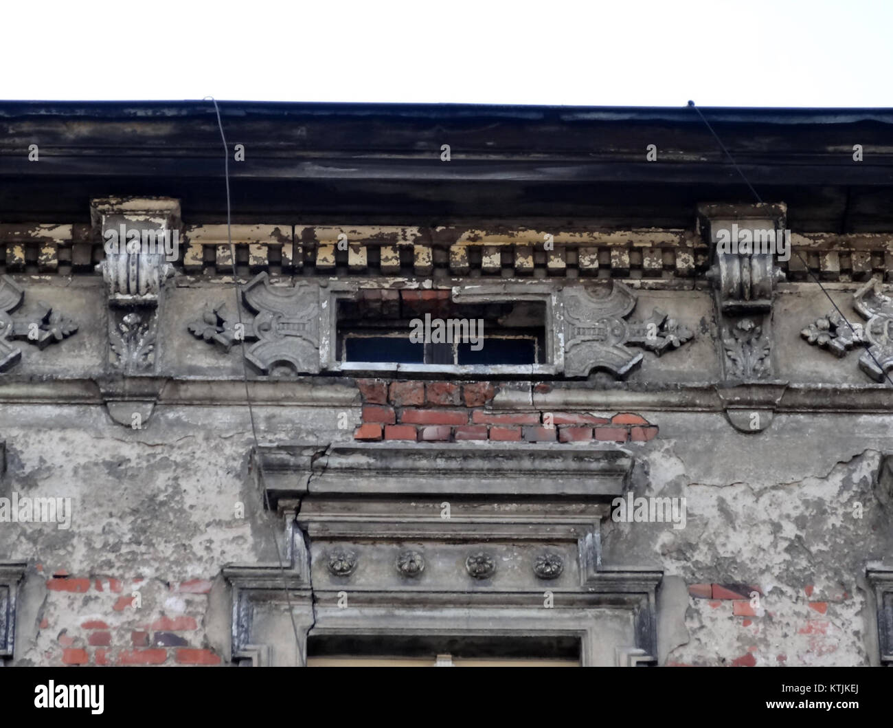 La fotografia cattura l'architettura storica di BDG Chrobrego in Polonia, risalente al gennaio 2014. L'edificio è conosciuto per il suo stile architettonico unico e il suo significato storico nella regione. Riflette il patrimonio culturale della regione e fornisce informazioni sull'architettura polacca e lo sviluppo urbano. Foto Stock