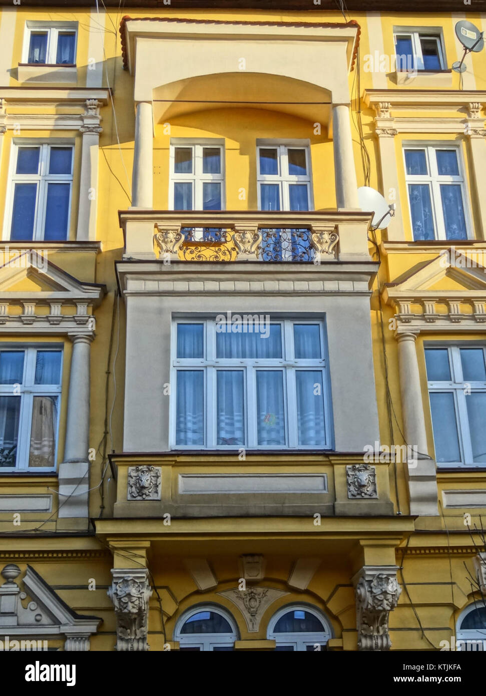 Questa immagine mostra l'edificio BDG Chrobrego, catturato il 2 febbraio 2014. Situato in Polonia, l'edificio è noto per il suo significato architettonico e il suo design, contribuendo al paesaggio urbano della regione. Il suo stile moderno è rappresentativo delle tendenze architettoniche contemporanee in Polonia durante l'inizio del XXI secolo. Foto Stock