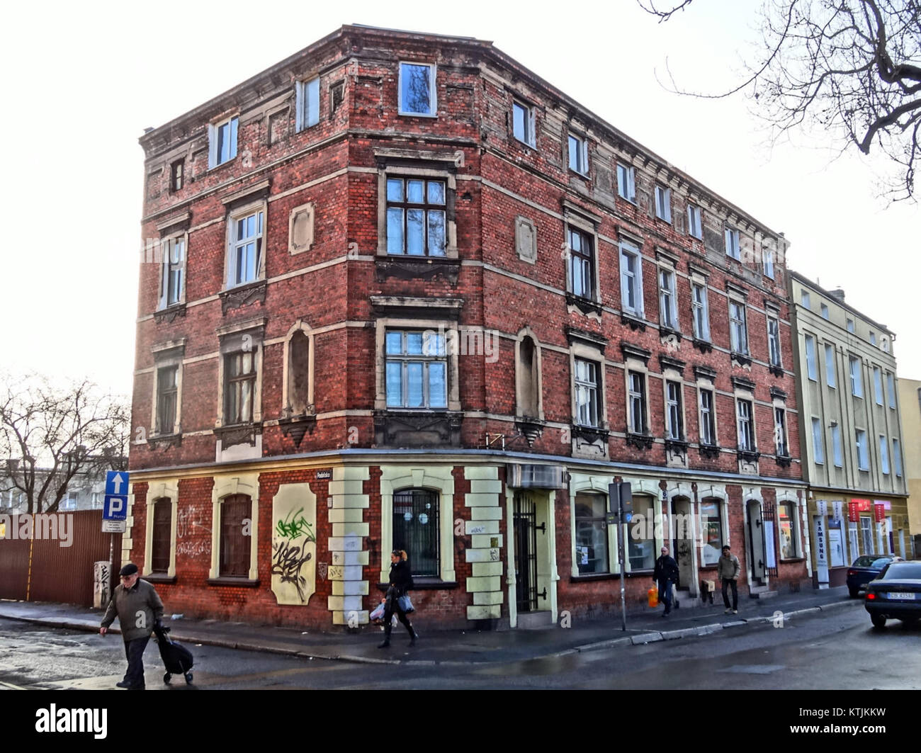 L'immagine "BDG Sienkiewicza6 Podolska 2 01 2014" raffigura probabilmente una fotografia di edifici situati a Sienkiewicza 6 e Podolska 2 a Bydgoszcz, Polonia, scattata il 1° gennaio 2014. Senza un contesto aggiuntivo, i dettagli specifici su questi edifici sono limitati. Foto Stock