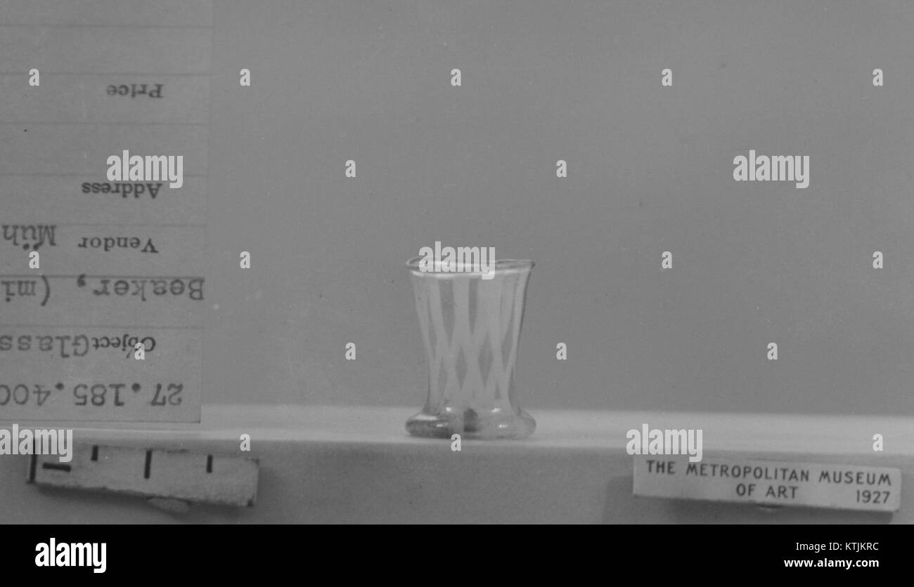 Un bicchiere della collezione MET, probabilmente un recipiente antico o storicamente significativo utilizzato in contesti scientifici o di laboratorio. Riflette lo sviluppo di strumenti scientifici. Foto Stock