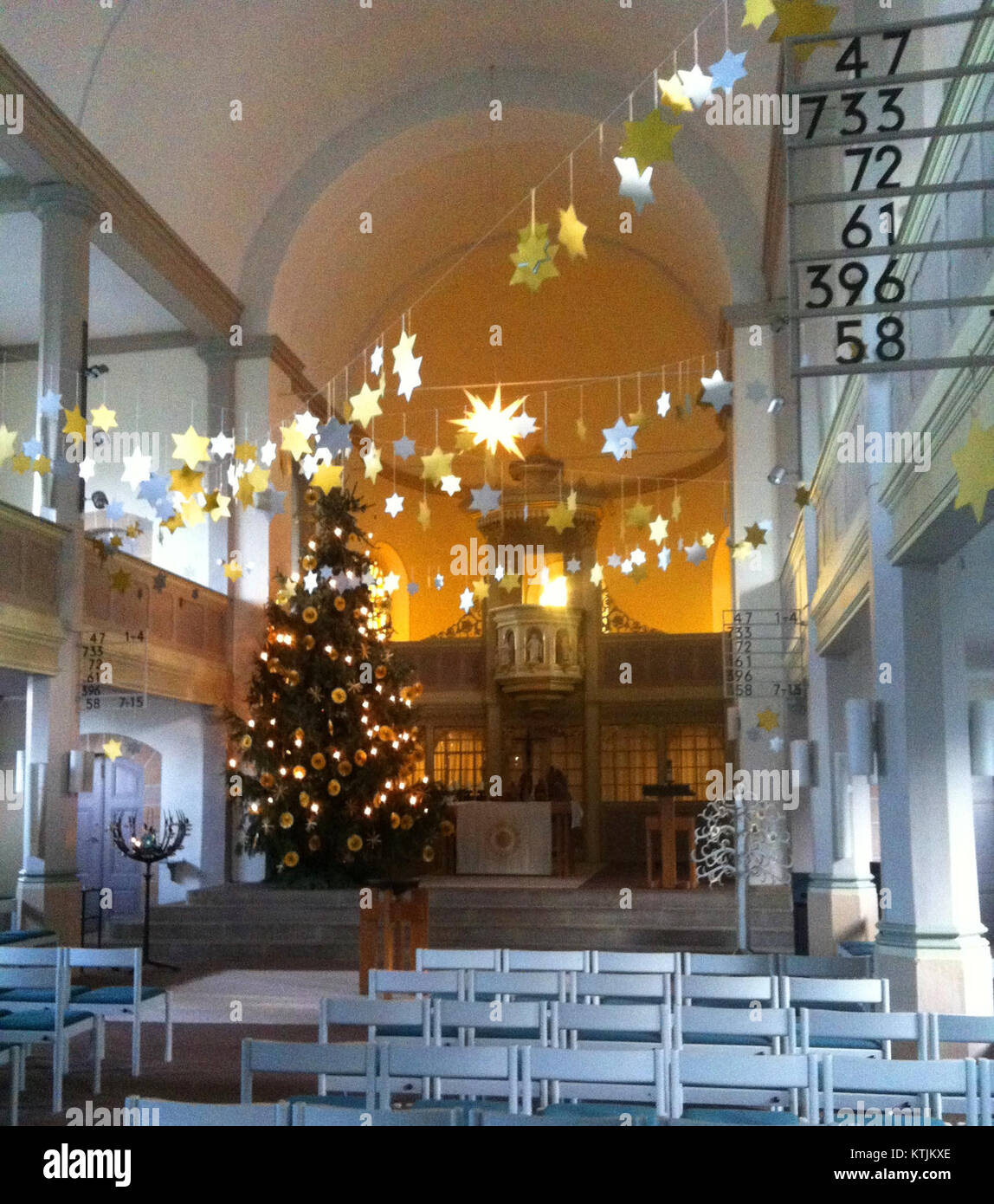 Vista interna della chiesa di San Godehardi a Bad Nenndorf, Germania, con le sue caratteristiche architettoniche. La chiesa è conosciuta per il suo significato storico e il suo design. Foto Stock