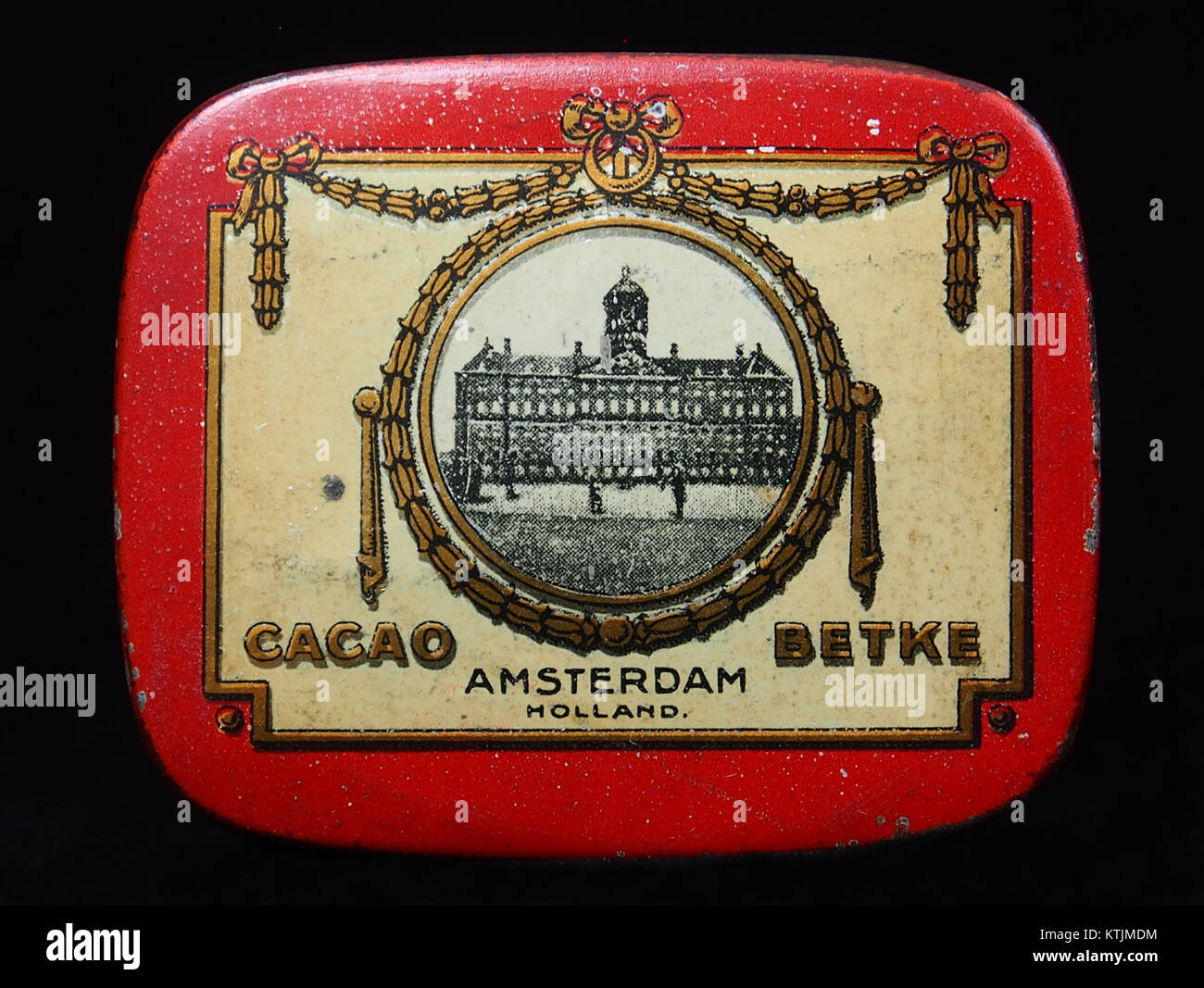 Questa è una lattina da 100 grammi di cacao Betke, specificamente etichettata per la Russia. L’imballaggio riflette l’origine del prodotto e il mercato di destinazione, concentrandosi sulla distribuzione del cacao nei mercati russi. Foto Stock