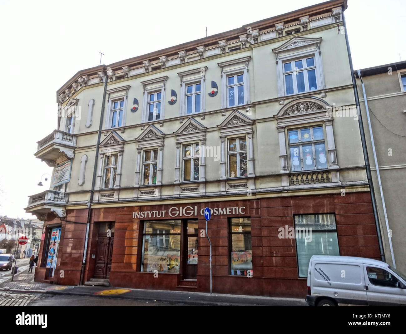 Questa immagine cattura l'edificio in Zduny 1, situato in via Pomorska. La struttura, registrata nel 2014, rappresenta un progetto architettonico dell'inizio del XXI secolo ed è un esempio di costruzione moderna. Foto Stock
