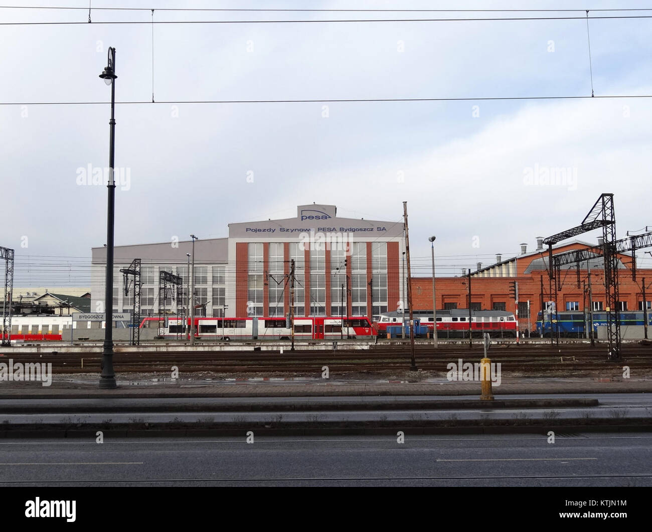 BDG Pesa 8 02 è un tipo di veicolo ferroviario, probabilmente un modello di treno o tram, associato alla società Pesa. La data suggerisce un riferimento alla sua produzione o al suo funzionamento nel 2014. Foto Stock