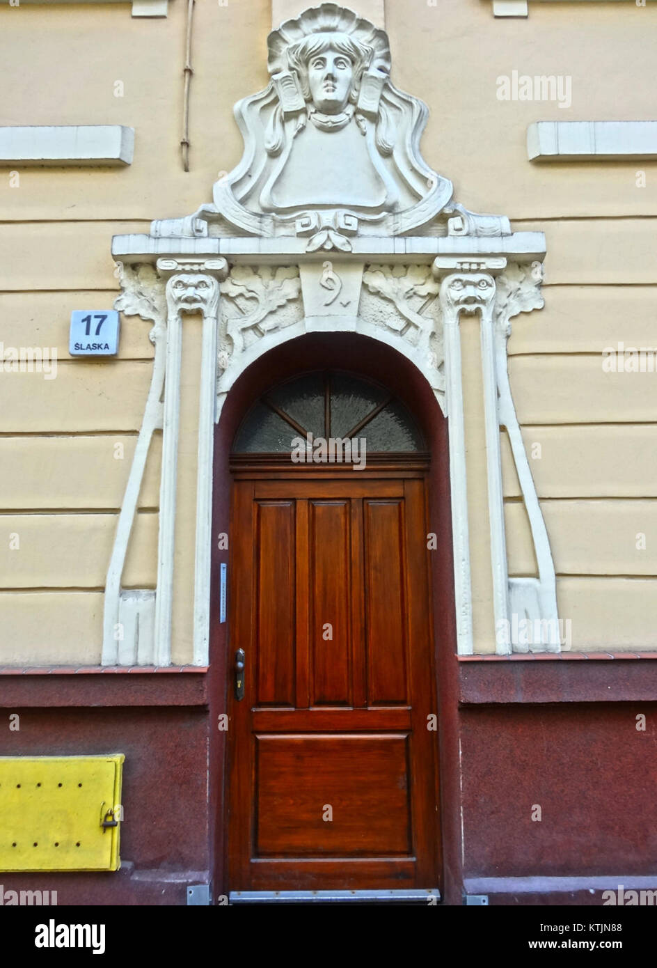 Un'immagine di BDG Slaska (Building Silesia), scattata il 2 marzo 2014. Questo moderno edificio in Polonia rappresenta l'architettura dei primi anni del XXI secolo, mostrando elementi di design contemporaneo. Riflette lo sviluppo urbano e le tendenze architettoniche della Slesia, in particolare nel contesto dell'evoluzione dei paesaggi urbani della Polonia. Foto Stock