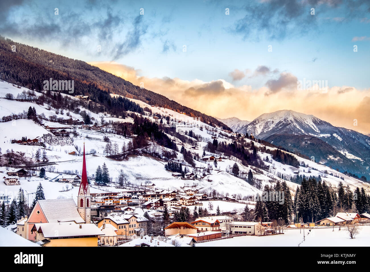 Panorama dolomitico trentino alto adige val Ridanna chiesa montagna paesaggi invernali. Foto Stock