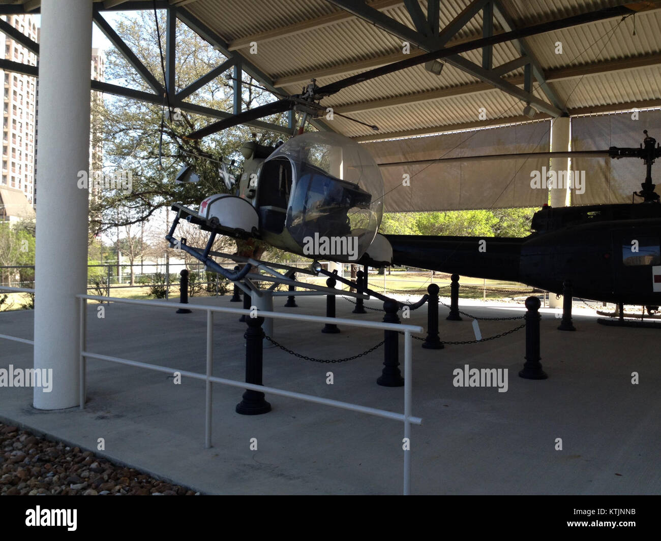 L'elicottero Bell 47, un modello iconico della metà del XX secolo, è esposto a Fort Sam, noto per il suo significato storico e l'uso nell'aviazione militare e civile. Foto Stock
