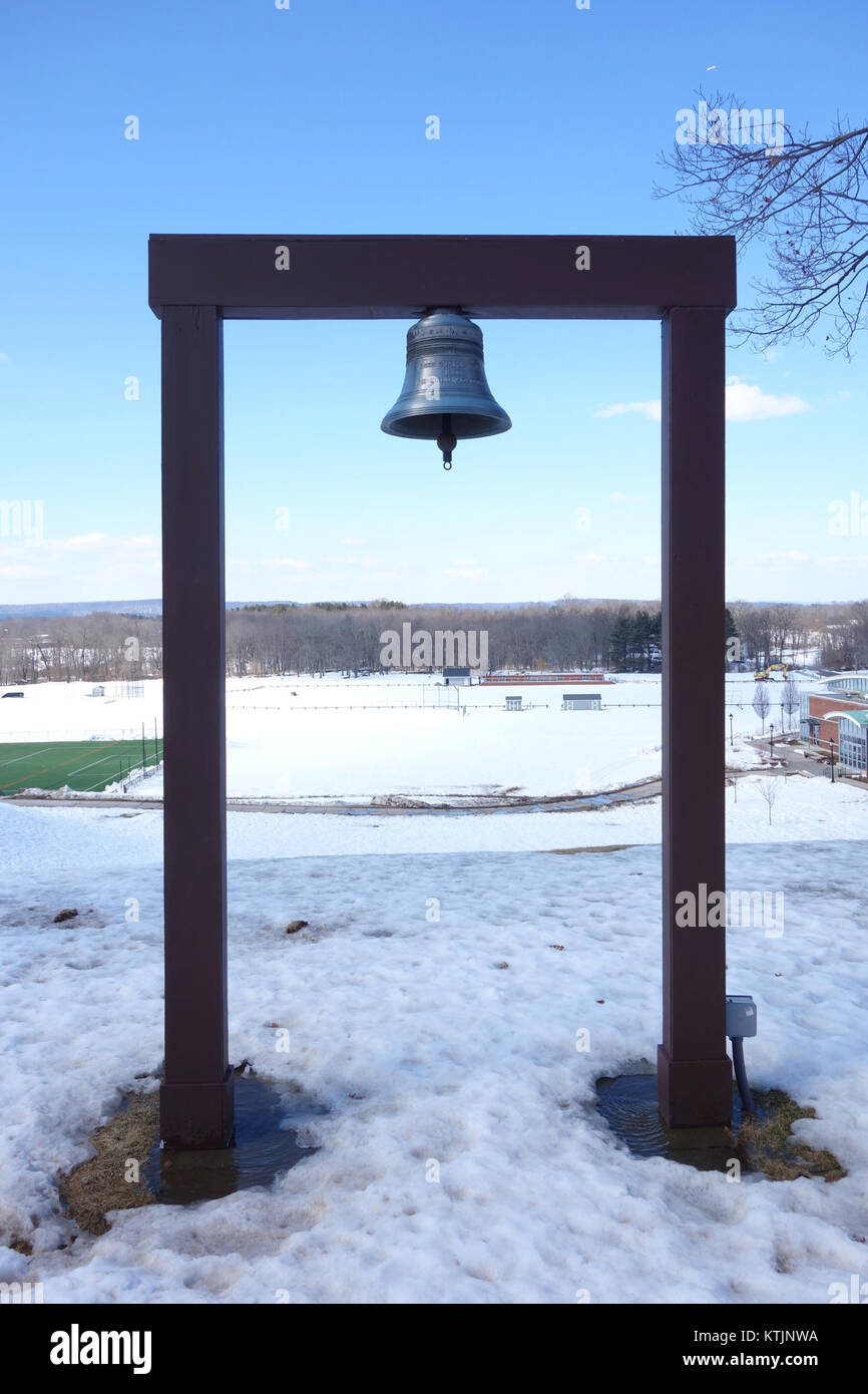 Questa fotografia raffigura la Bell Suffield Academy, un'istituzione educativa nota per la sua eccellenza accademica e il suo significato storico. L'immagine cattura l'architettura e l'ambiente dell'accademia, una scuola di primo piano nella sua regione. Foto Stock