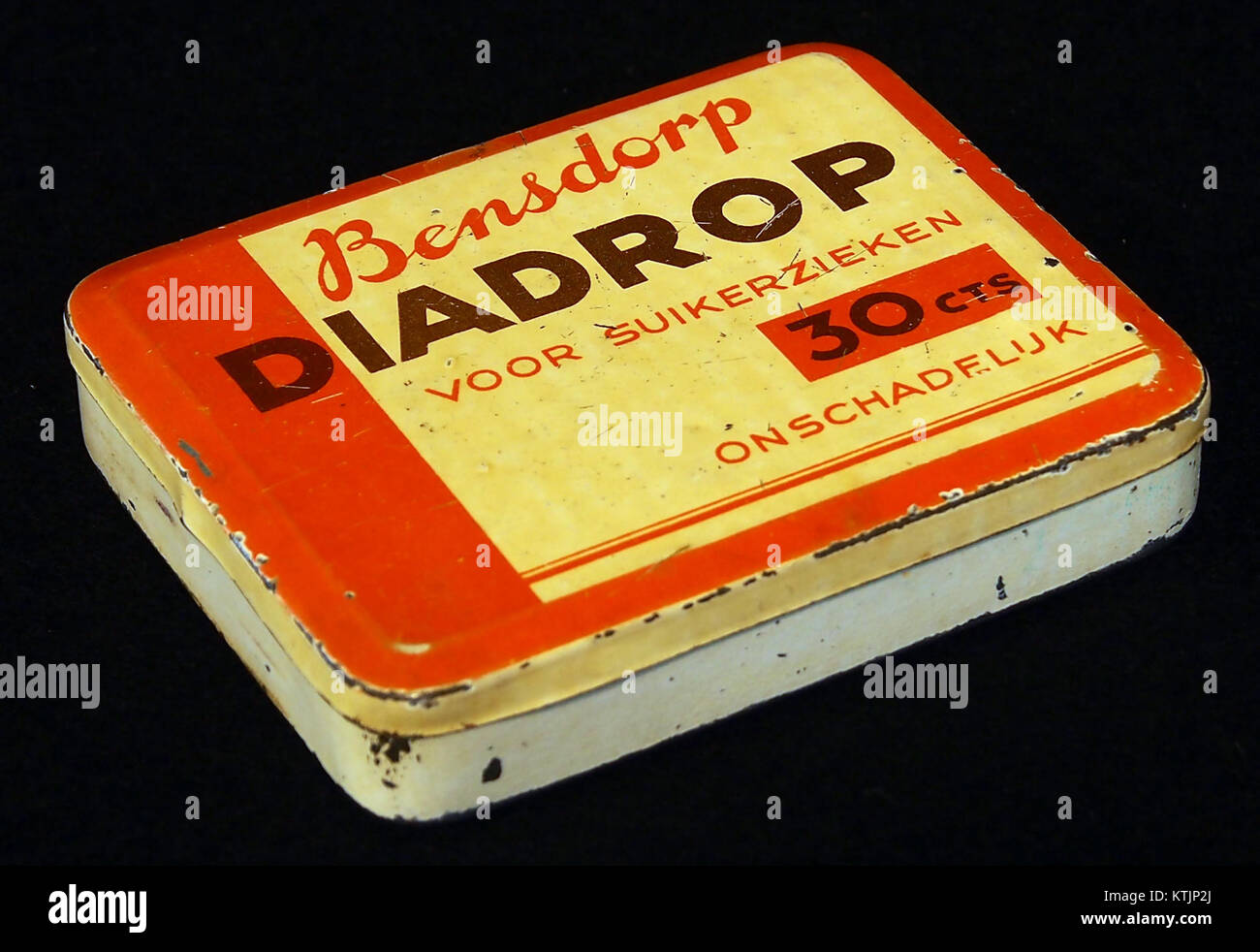 Una fotografia di un barattolo Bensdorp Diadrop che mostra il suo design e il suo marchio. L'immagine riflette la confezione e il design del prodotto di un periodo specifico. Foto Stock