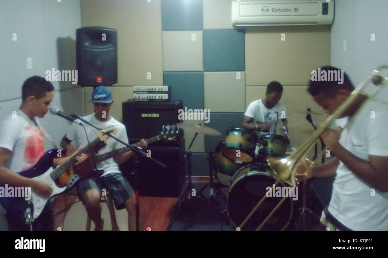 Fotografia di banda Jubileus do Reggae, un gruppo musicale noto per le loro esibizioni reggae, che cattura un momento di concerto dal vivo. Foto Stock